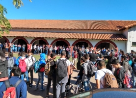 Abrazo a la Escuela 330 