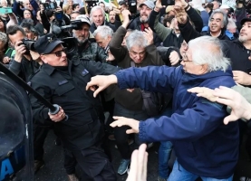 Repudiamos la violenta represión contra lxs jubiladxs, que se movilizaron en el dia de ayer al Congreso