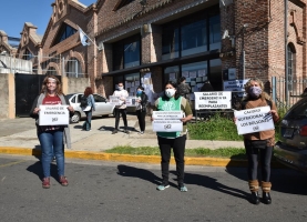 Conferencia de prensa y reclamo docente frente a un Ministerio cerrado con llave