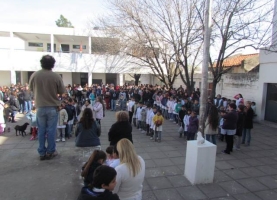 Abrazos por escuelas dignas