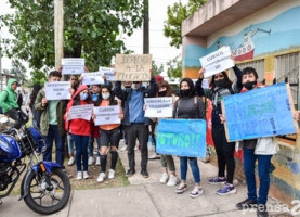 Abrazo solidario de las Escuelas Secundaria N° y Primaria N° 1095. Basta de Parches