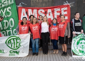 Concentración de delegadxs por la reincorporación de Natalia Cachiarelli. Nos tocan a unx nos tocan a todxs.