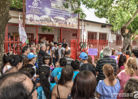 Abrazo solidario en defensa de las escuelas secundarias de empalme