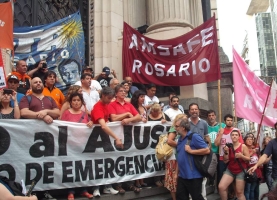 Importante movilización en Rosario por un bono de emergencia y en repudio a la represión