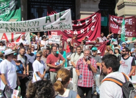 Miles de docentes por las calles de Santa Fe