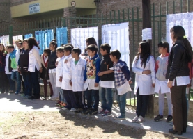 Abrazo solidario en la Escuela 1326 del Barrio Ludueña