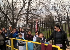 Abrazo a la Escuela Primaria 1263 por falta de Gas