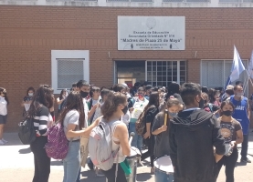 Abrazo solidario a la Escuela Secundaria 514 Madres de Plaza 25 de Mayo