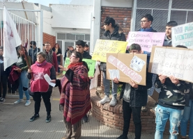 Abrazo solidario en las escuelas N° 393 y N° 1280